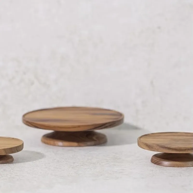 控えめな高台がポイントの木のコンポート。ケーキやおやつを乗せてもいいし、アクセサリーを置いたりするのもおすすめ。