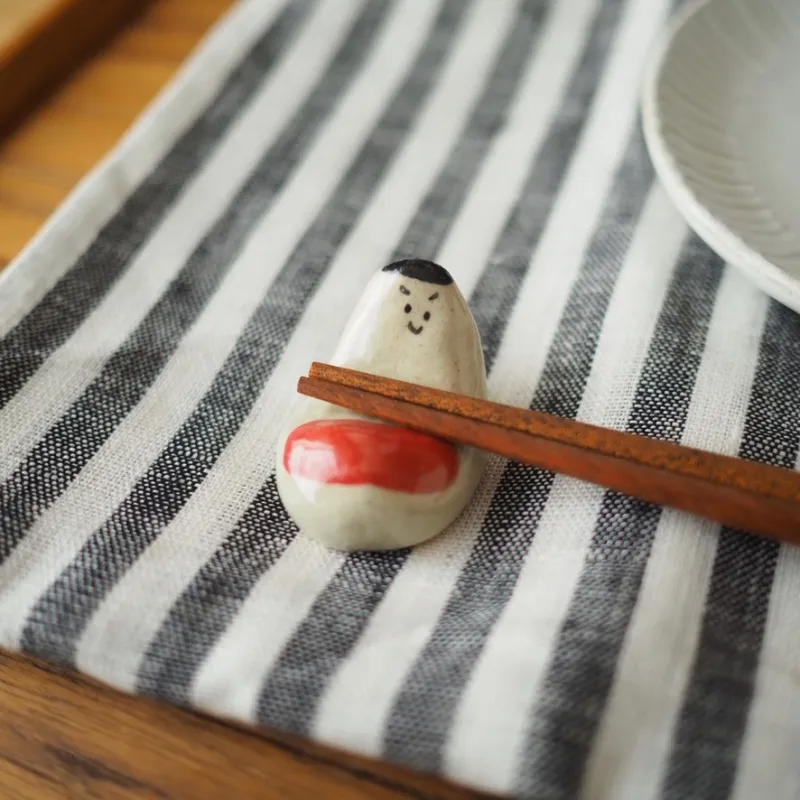 縁起物の起き上がり小法師の箸置き。1点1点顔が違うので、お気に入りを見つけてください。