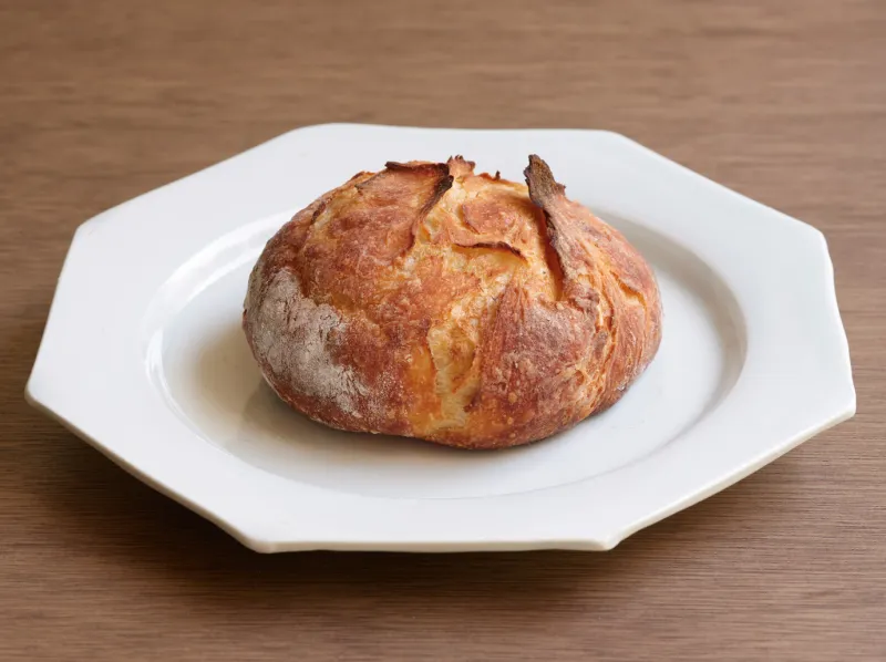 「siro麹」siroの看板商品の塩麹を使用した食事パン。麹の旨味と香りを感じるパリッともちっと食感です。