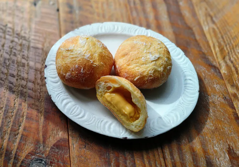 「モチクリ」もっちもちsiro麹の生地に濃厚パルミジャーノカスタードを包んで焼き上げたクリームパンです。