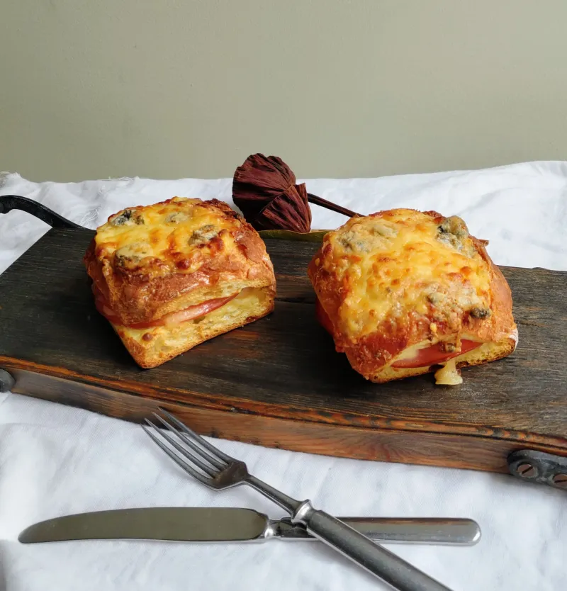 「クロックムッシュ」自家製ベシャメルソース、ロースハム、ゴルゴンゾーラ＆グリュイエールチーズ、はちみつをアクセントに！