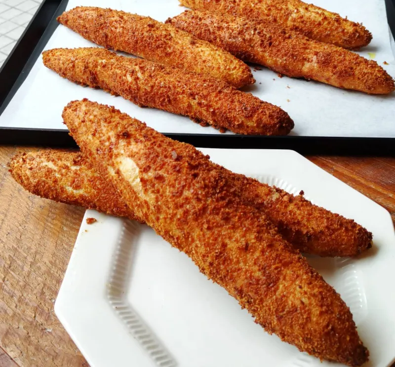 「カレーパン」ピリ辛のスパイスキーマカレーを包み、オリーブオイルで揚げ焼きしたカレーパン