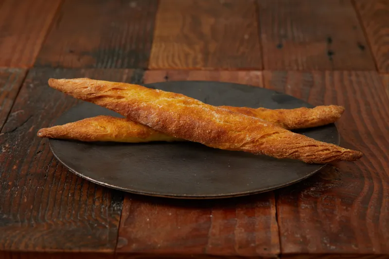 「生ハムカリカリ」人気のおつまみパン。生ハムとパルミジャーノチーズを包み、オリーブオイルで揚げ焼きしています。