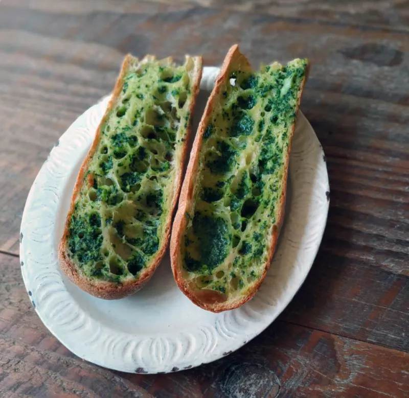 「ガーリックトースト」siro謹製バゲットにエスカルゴバターをたっぷり染み込ませて焼き上げています。