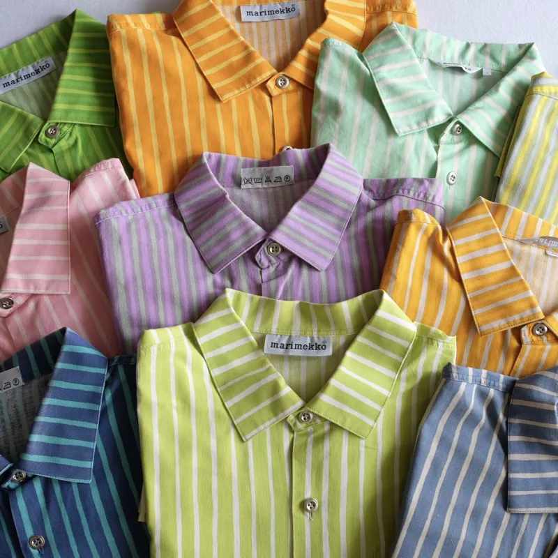 「マリメッコ」の定番「ヨカポイカ」シャツ。今年2026年が70周年のアイテム。様々な年代、色、サイズを集めています。