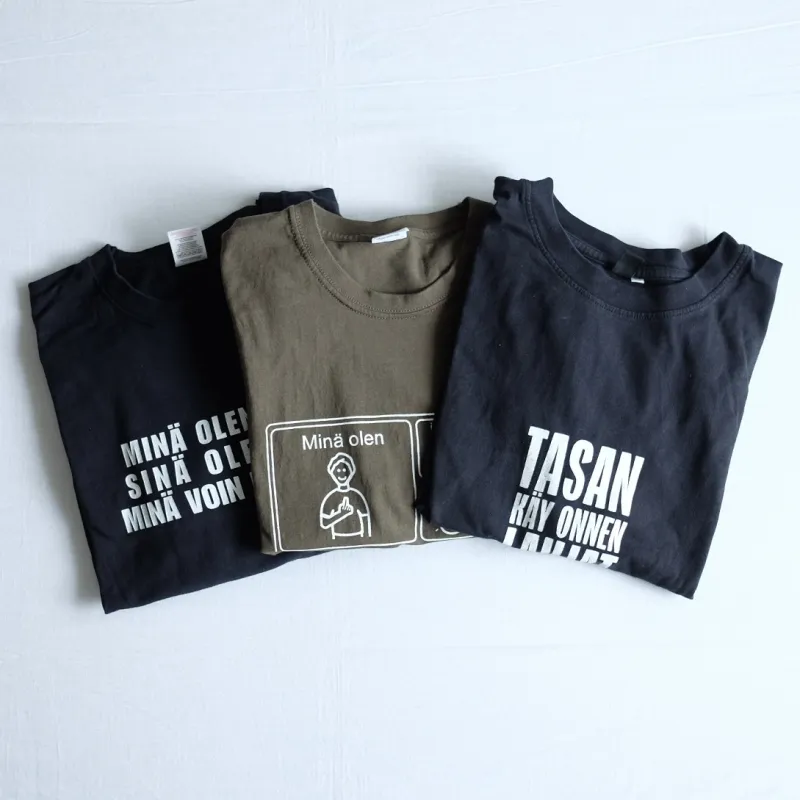 フィンランド語やフィンランドにまつわるプリントが施されたTシャツ類。お気に入りを見つけにいらしてください！