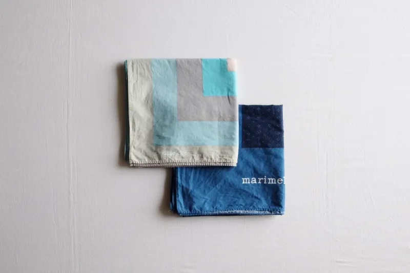 こちらも「マリメッコ」のスカーフ。大判なので、首に巻いても十分な長さです。頭に巻いて日よけにもなります。