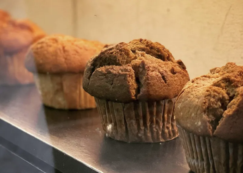 「チョコバナナカスタードマフィン」ココア生地にたっぷりバナナとカスタードクリームが入ったボリューム満点のマフィン
