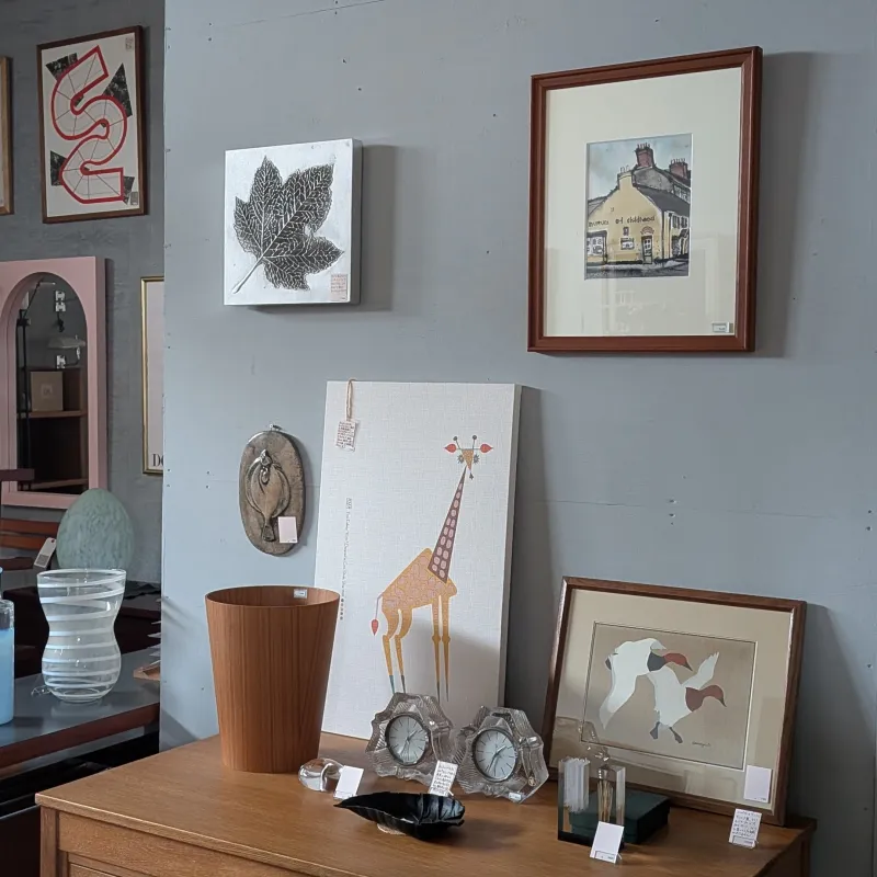 壁に飾れるポスターやリトなどのアートを、フレームに入れてご用意していきます。