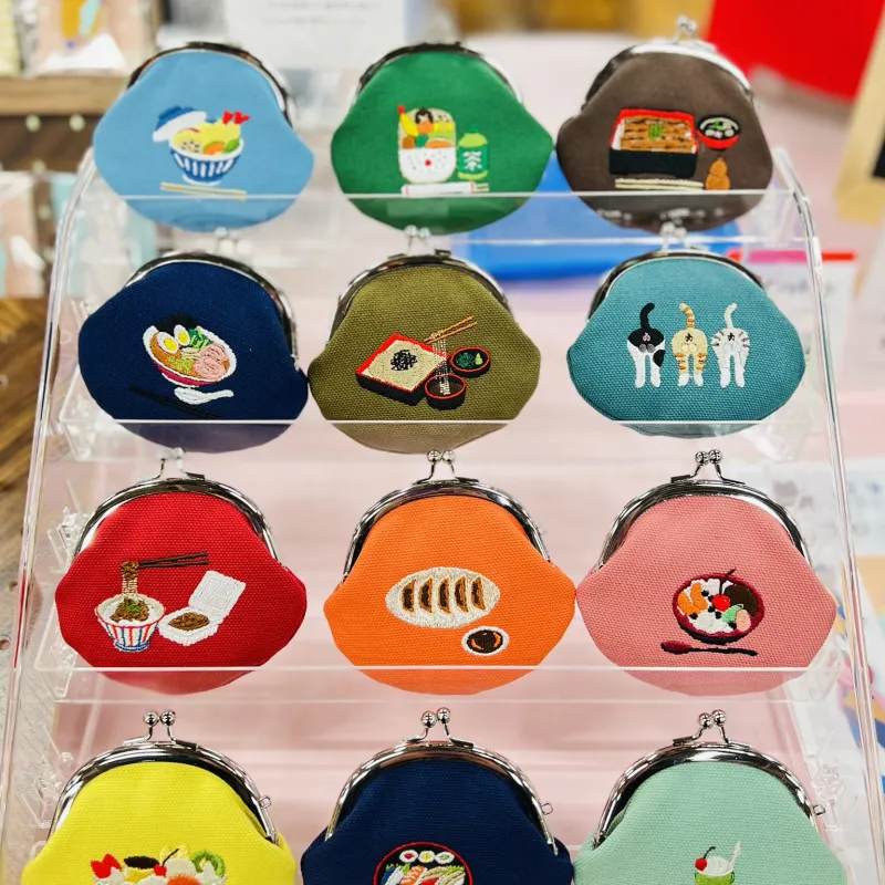 錫を叩いて作ったペンレスト。槌の跡による不均一な表情は一つ一つ異なります。