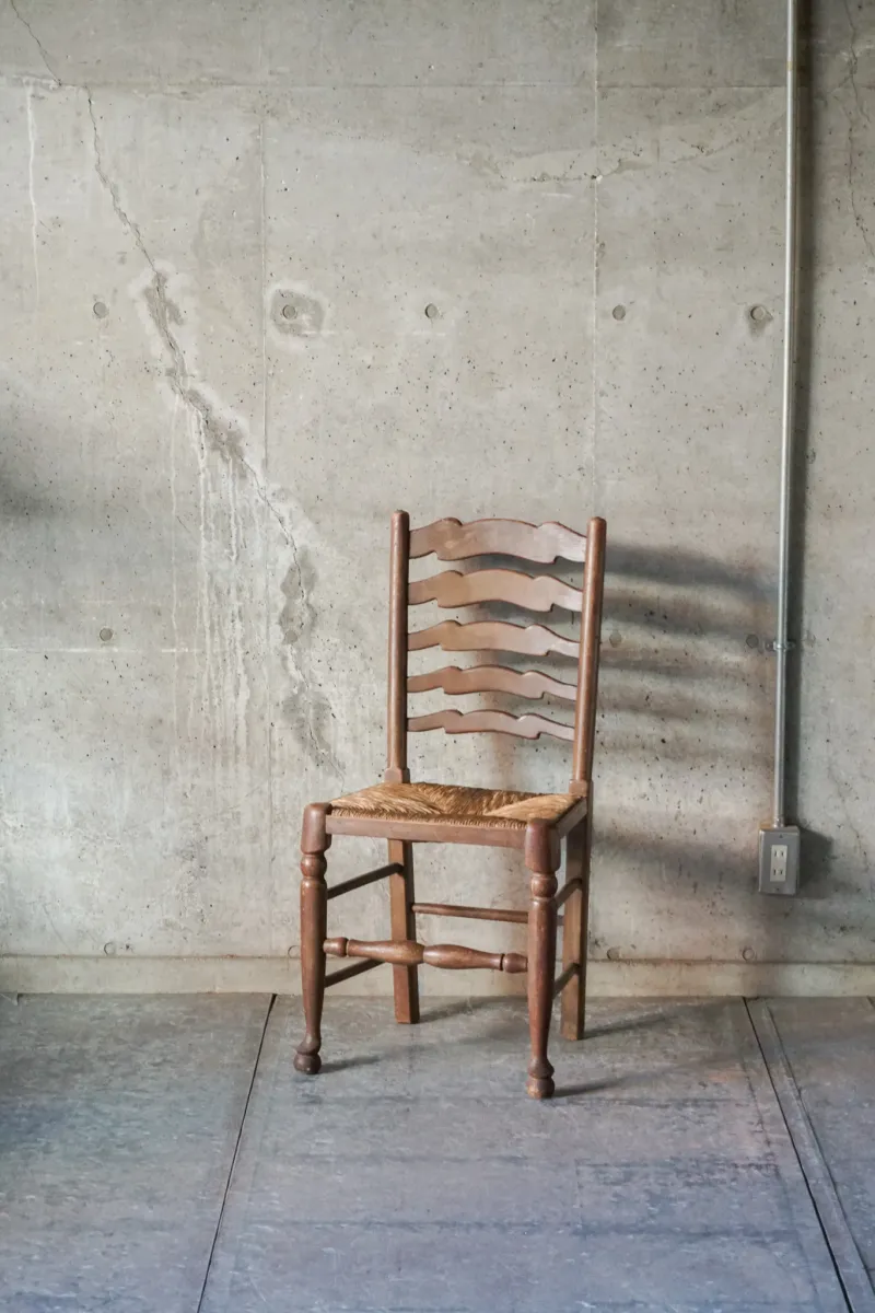 編み座面のダイニングチェア