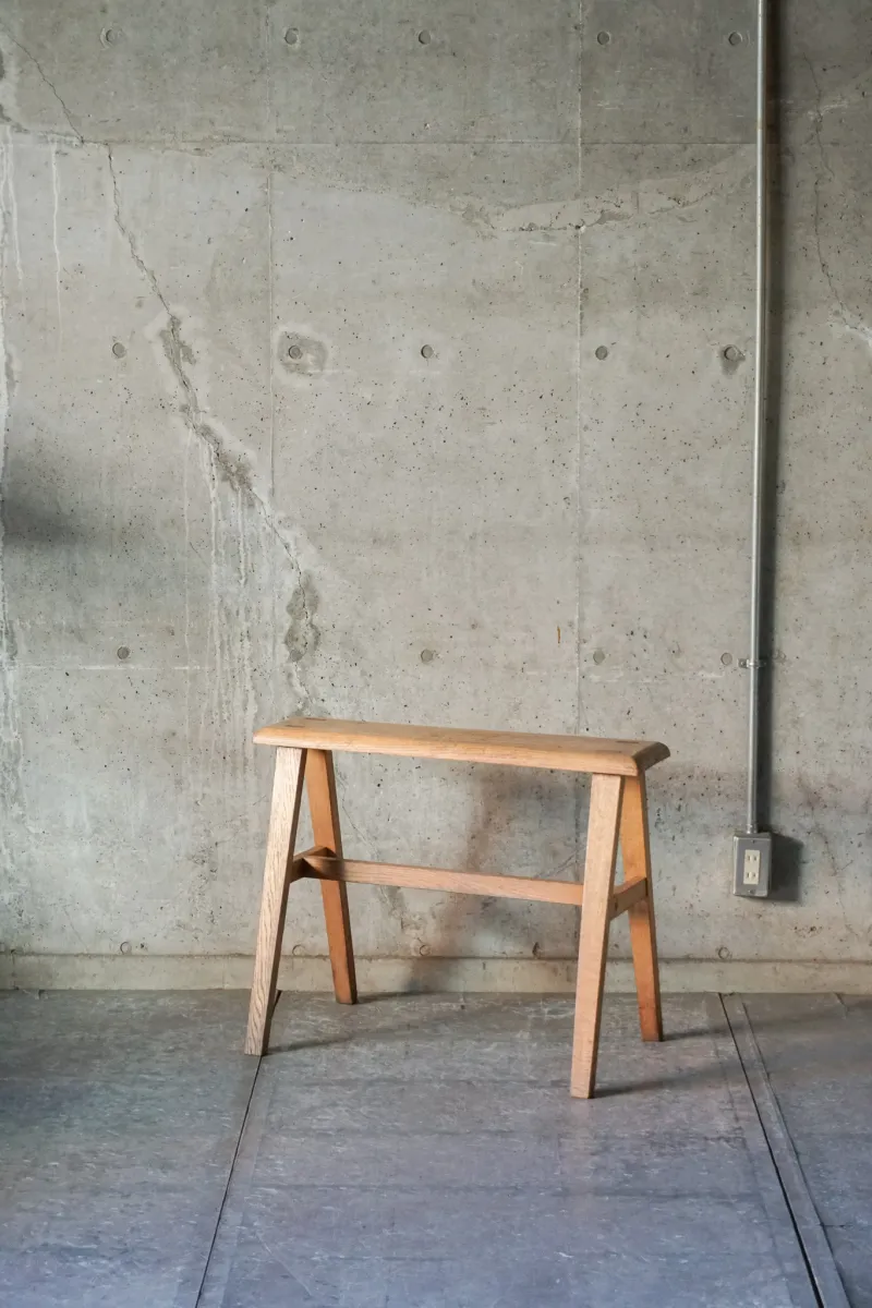 ヨーロッパ製の作業馬。ベランダや店先での腰掛けにも