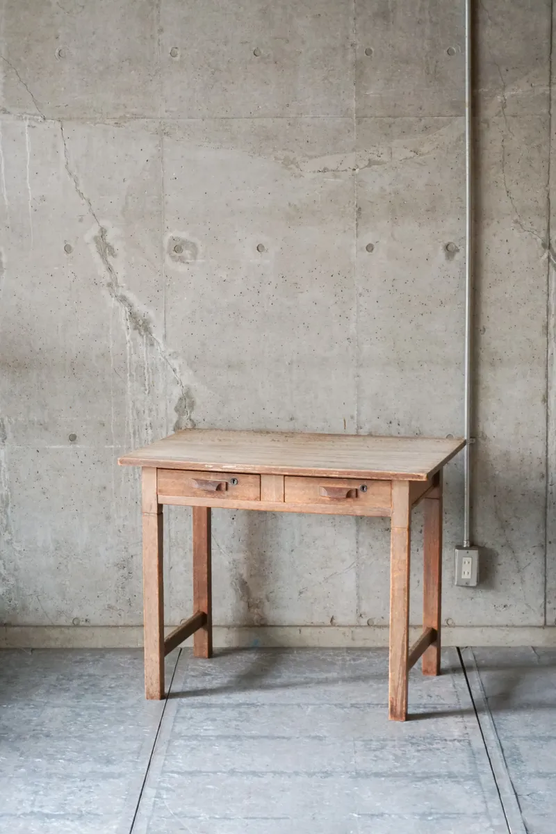 枯れた風合いの良い机