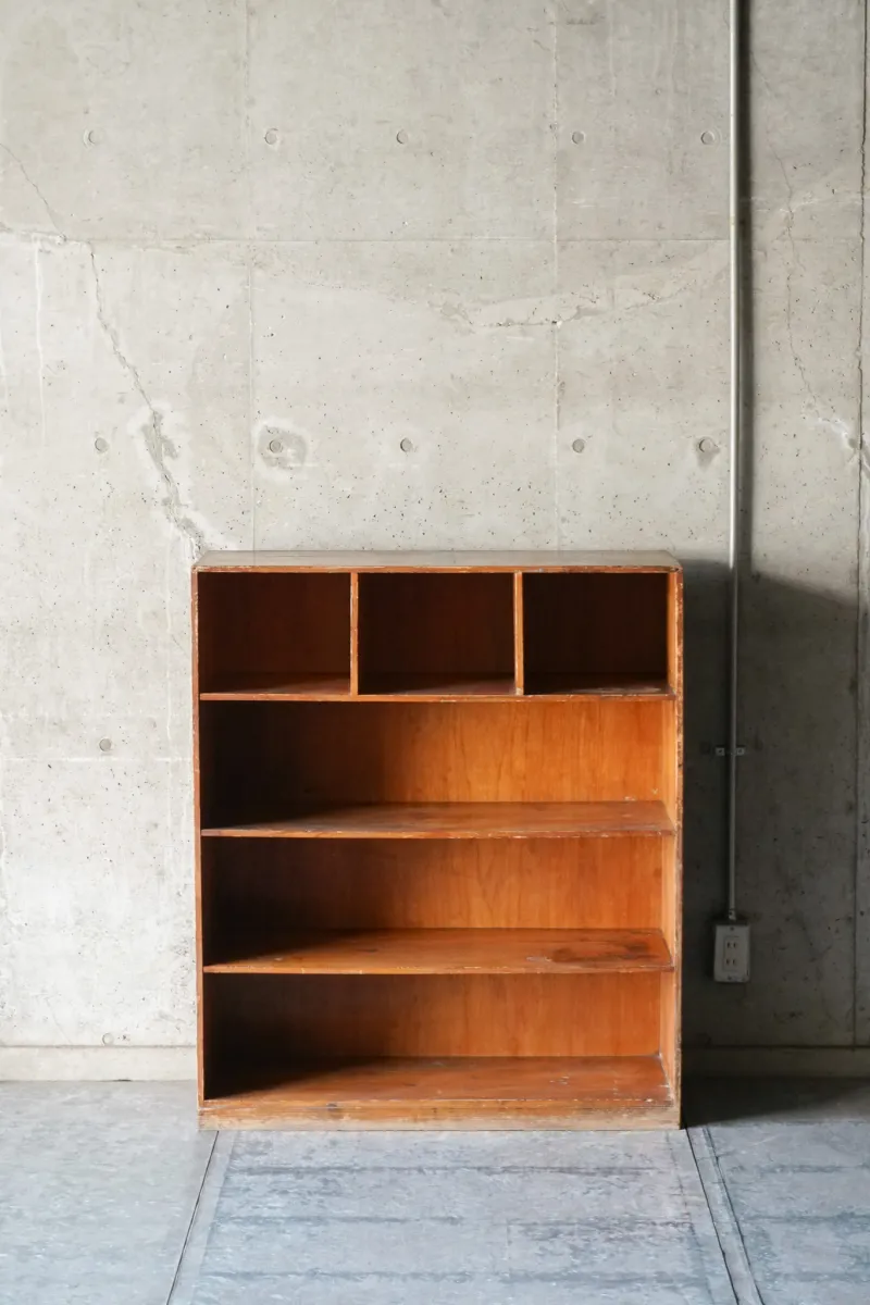 仕切りの面白い本棚