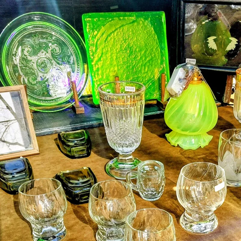 ​欧州産のウランガラス。紫外線で蛍光グリーンに光る、不思議な魅力を放つ希少なアンティークの一点物。