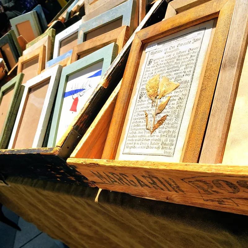 ヴィンテージの風合いにエイジングされた魅力的な額。お好きな絵や図案などを飾って下さい。