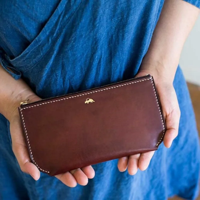 ポーチ型のお財布はカード入れなど多目的にご使用いただけます。