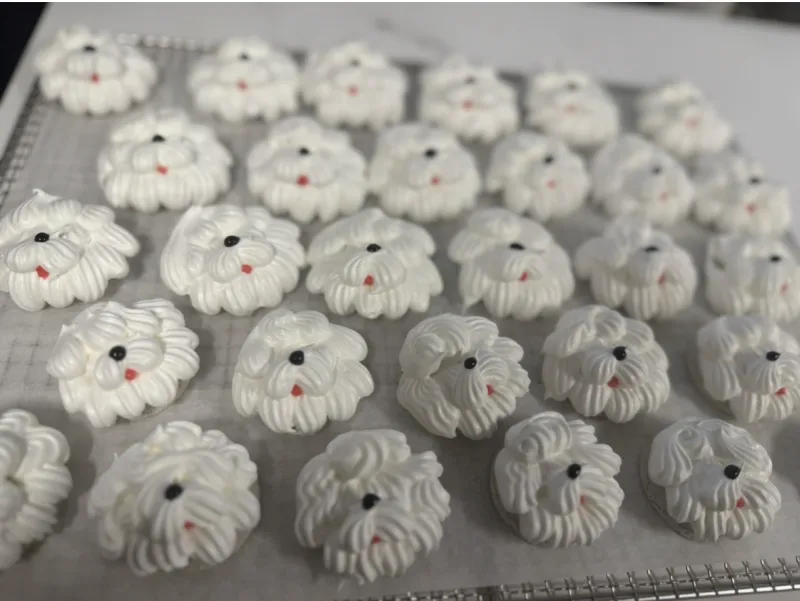 犬の形のメレンゲやクッキーたち
