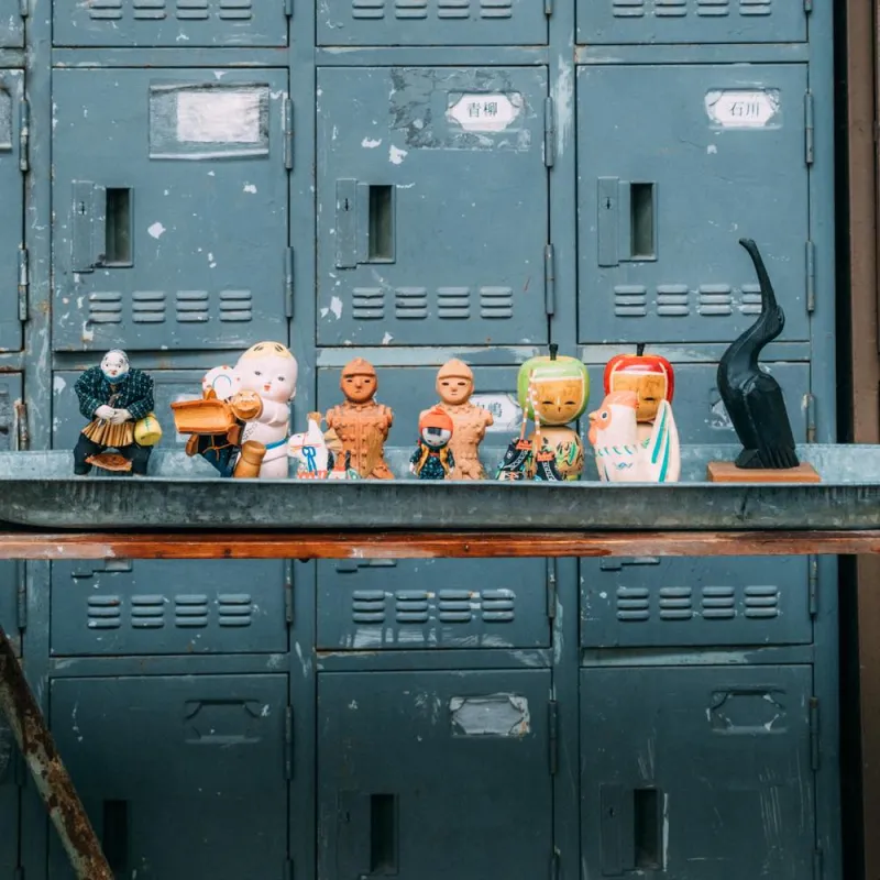地域のお家で出逢う民藝玩具は、かつての日本の手仕事たち。大量の中から厳選した“日本の可愛い”をお届けします。
