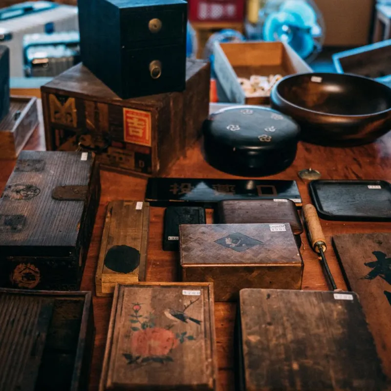 100年を超える時間が生み出した趣家具。「暮らしの足元」に即した膝下サイズのモノを蒐集し、持参します。