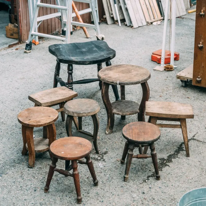 フランス植民地時代のベトナムのカフェで使われていたであろう木製スツールたち。熱帯雨林の木材と背の低さが特徴的。