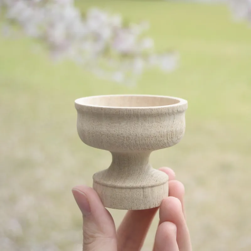 プリンがのっていそうな小さなお皿