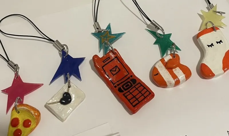 手芸大好き大学生と工作大好き美大生の幼馴染2人が制作した手作りキーホルダーや小物入れなどを売っています！