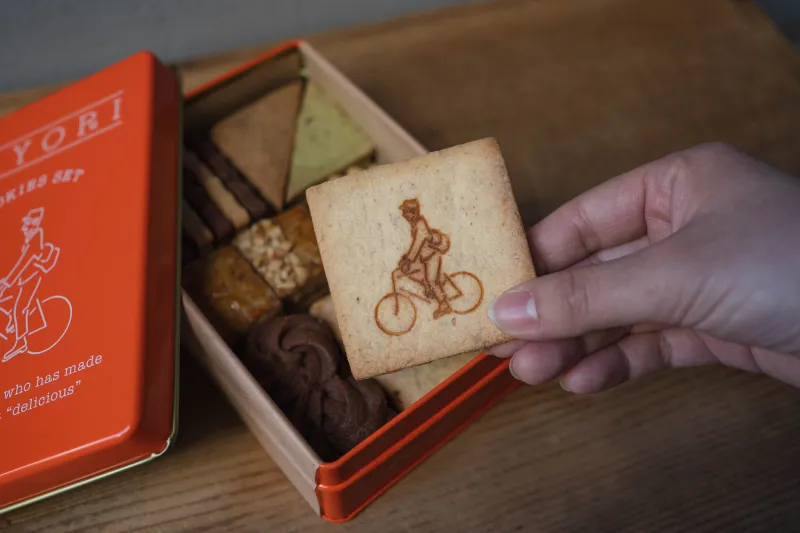 クッキーの焼印は、一枚一枚表情を確かめるようにそっと押しています。