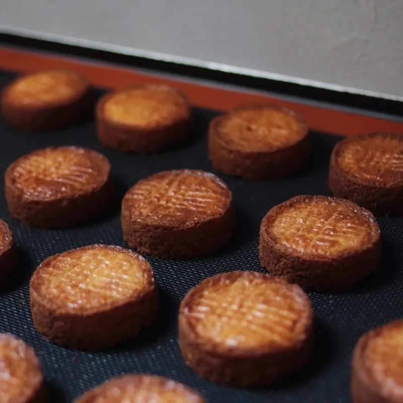 サクサクとした食感の発酵バターが香る味わい深い厚焼きサブレです｡