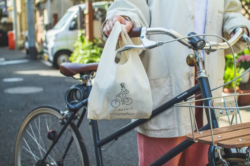 「TAYORIおじさん」がゆるりと手書きされた無漂白の木綿生地のマチありマルシェバックです。ちょこっと近所にお買い物､にどうぞ。