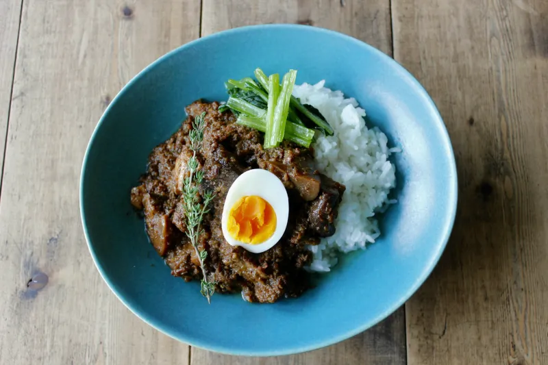 手紙舎つつじヶ丘本店で人気のフードメニュー「ルーローハン」。ホロホロの豚肉とスパイスの香りが食欲そそる一品です。