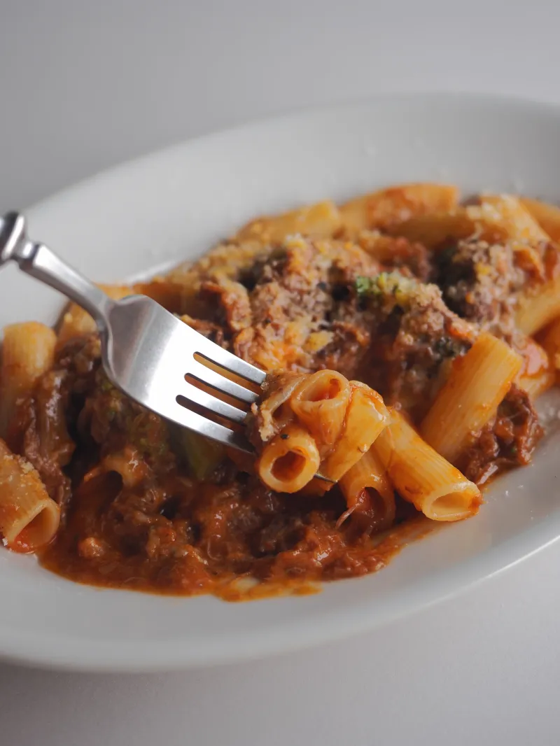 「手紙舎パスタ」の「牛すね肉のリガトーニ」。モチモチ生パスタにほろほろになるまで煮込んだお肉とトマトソースをあわせました。
