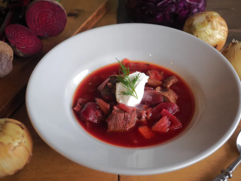柔らかい牛タンとごろごろ具材の手紙舎特製「牛タンボルシチ」
