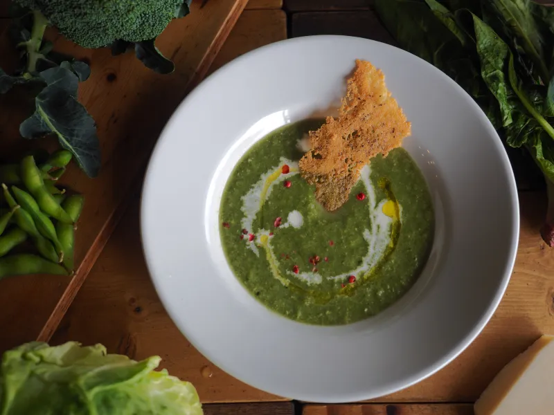 じっくりと炒めた玉ねぎや緑の野菜を合わせた「グリーンポタージュ」