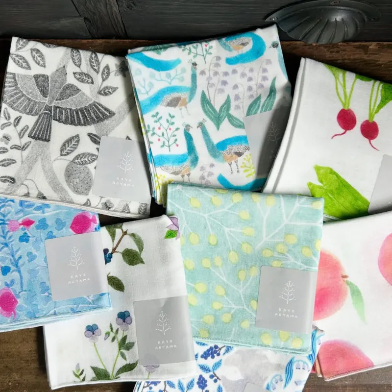 テキスタイルデザイナー・KAYO AOYAMAさんが手がけるハンカチ。ふわりとした質感で吸水性にも優れています