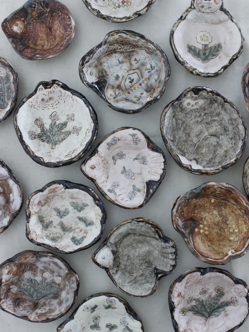 陶芸家・ミシャコシャさんが制作する、愛らしさがぎゅっと詰まった器が届きます。（＊イメージです）