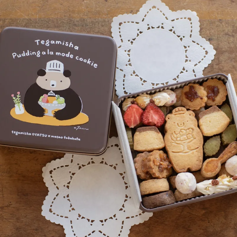 手紙舎つつじヶ丘本店の名物「プリンアラモード」をモチーフにした代表作クッキー缶。イラストレーター高旗将雄さんコラボです。