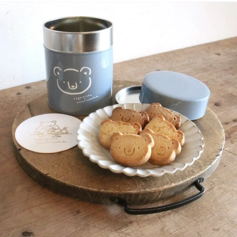 6つの表情の厚切りくまくんクッキーがたっぷり入った高旗将雄さんコラボのキャニスタークッキー缶です。