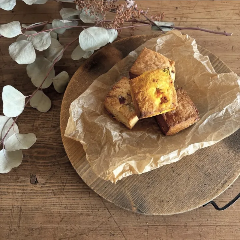 スコーン、パウンドケーキを種類豊富にご用意いたします。お好きな組み合わせでギフトBOXも作れますよ！