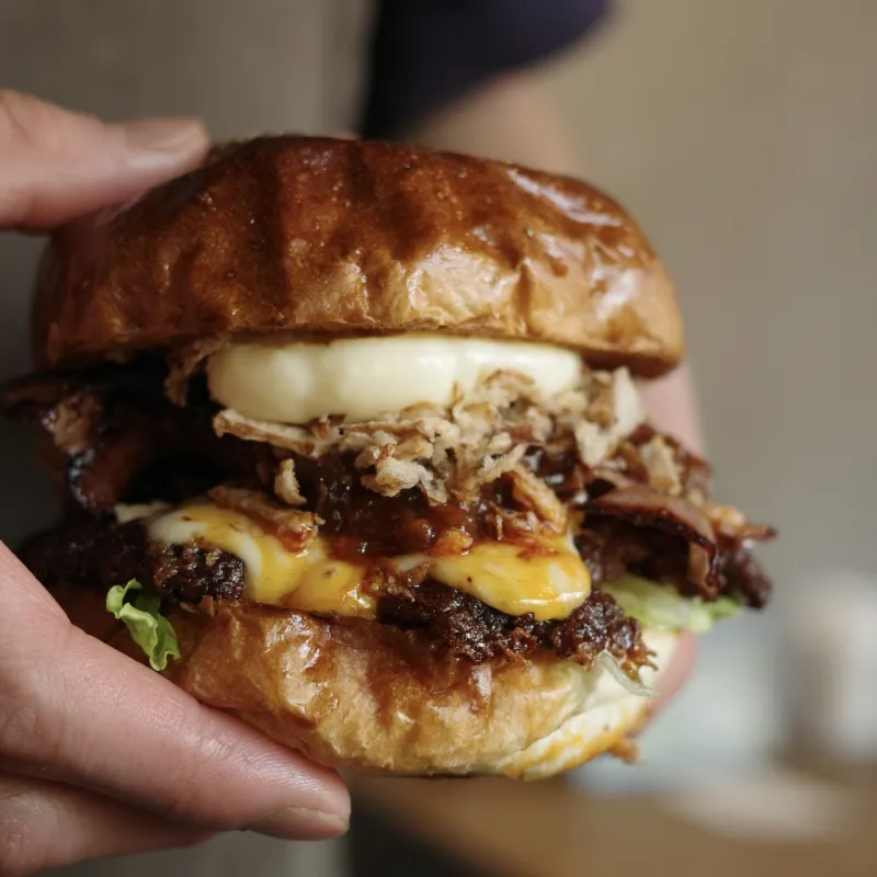 自家製のオリジナルソース「ベーコンジャムソース」を使ったスマッシュバーガー