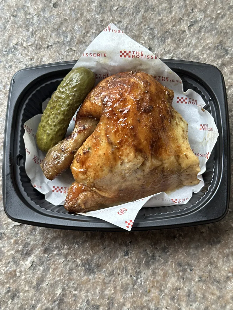 フランスから取り寄せた専用ロースターで豪快に焼き上げたロティサリーチキン。焼きたてチキンをその場でカットし提供します。