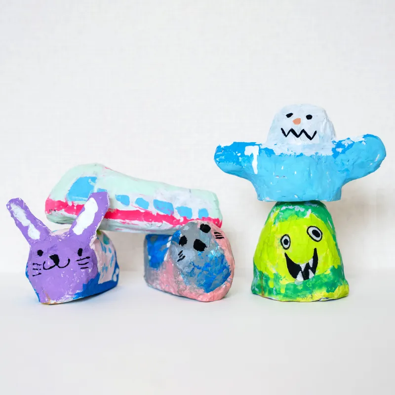 ゆるいフォルムの「ゆる張り子」。伝統的な張り子の技法を用いて、土台は紙と糊のみで作りました。