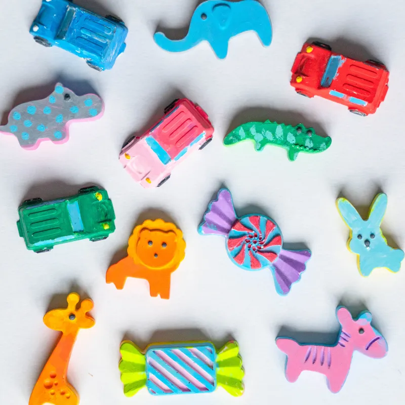 世界に一つだけのキーホルダー。動物、お菓子、車など、子どもたちが大好きなモチーフを一点一点カラフルに着彩しました。