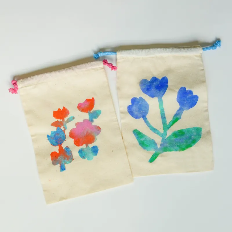 まるで空に広がるオーロラのような、にじみとグラデーションのカラーリングで染色した巾着です。