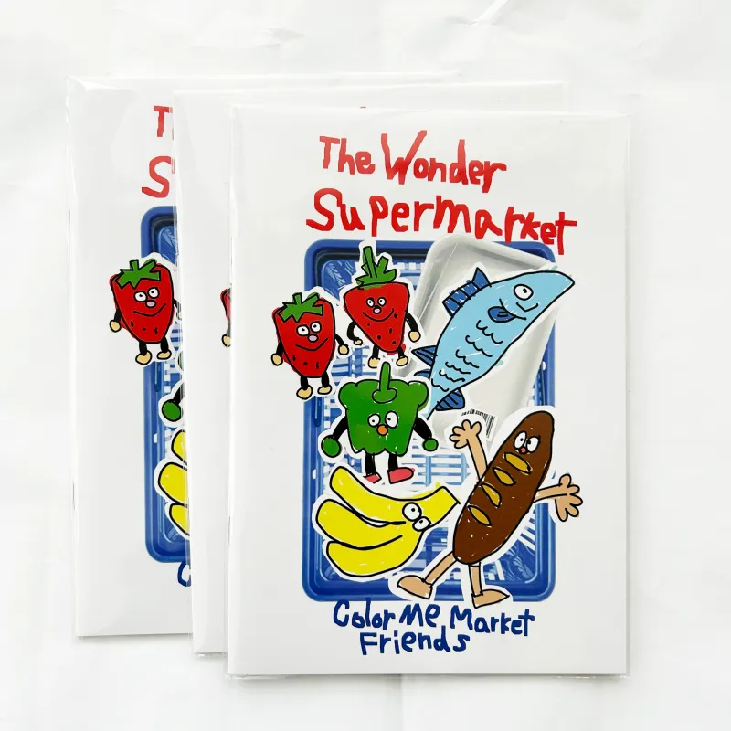 スーパーマーケットの商品たちがキャラクターになって登場する、不思議で愉快な世界テーマの塗り絵。（12ページ、A5サイズ）