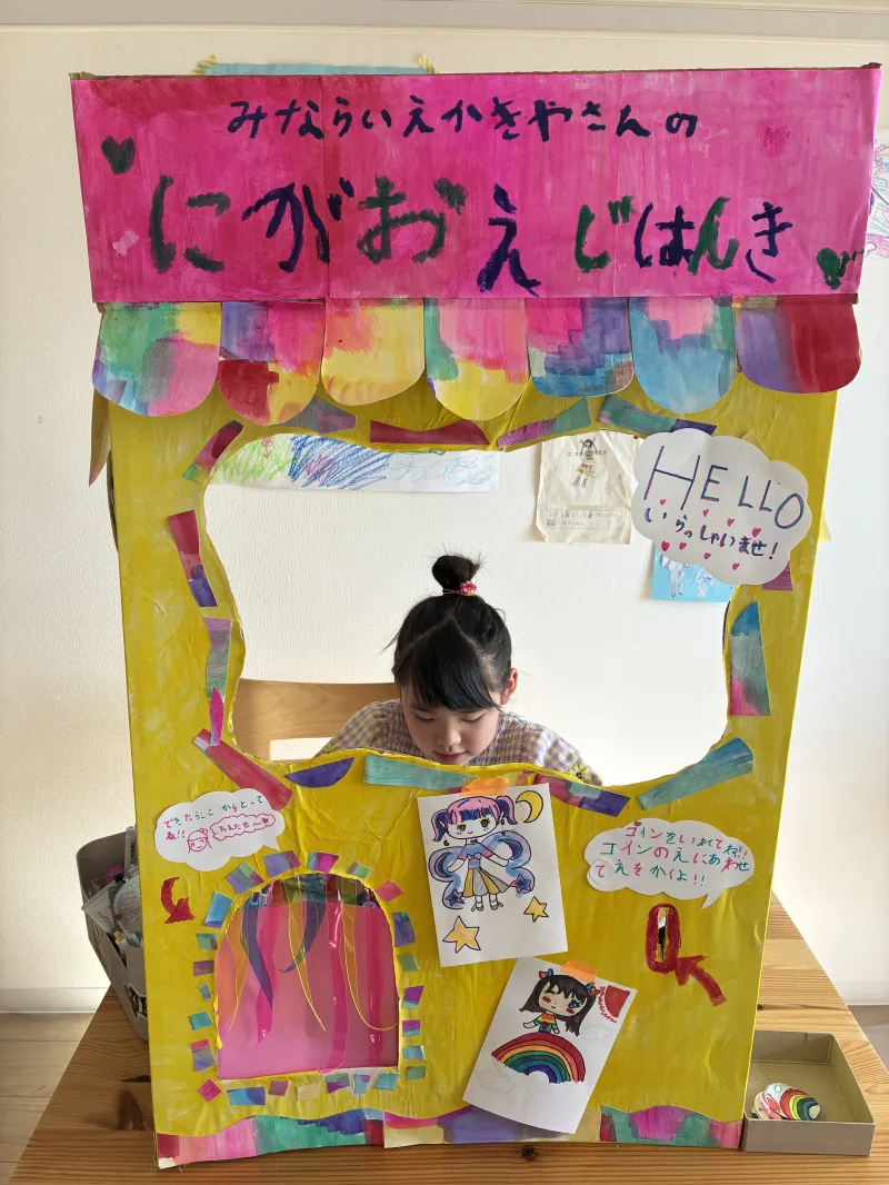 令和のプリクラ。お絵描きが好きなみならい絵描き屋さんが似顔絵を描きます！