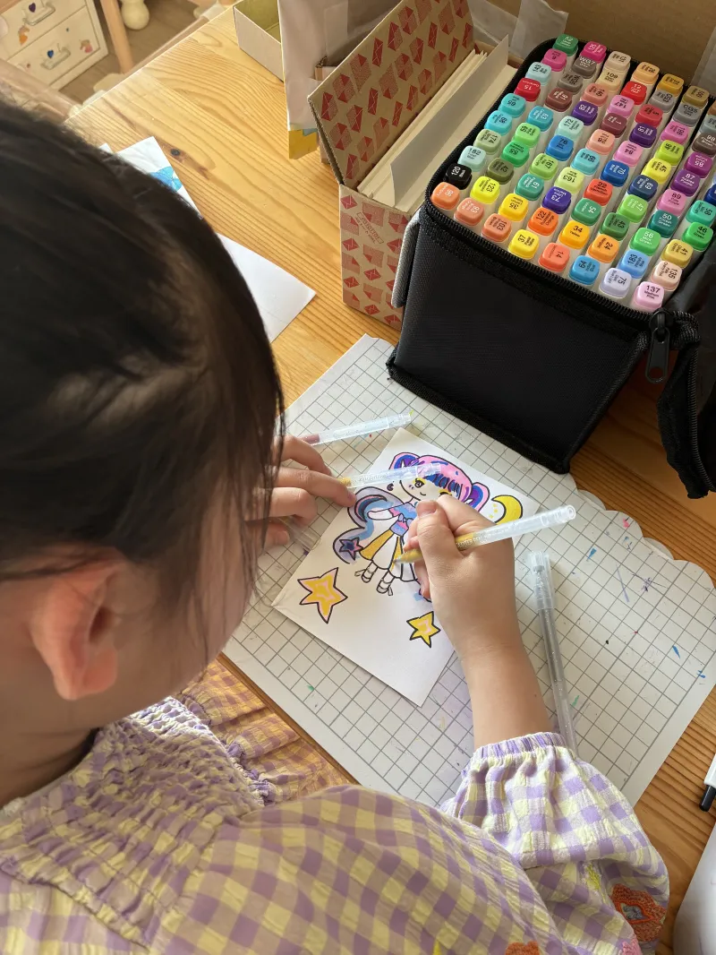 お好きなテーマのコインを自販機にいれると、そのテーマに合わせて一生懸命描きます！