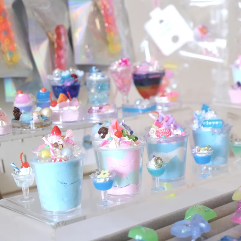 おかしみたいなアクセサリーも。