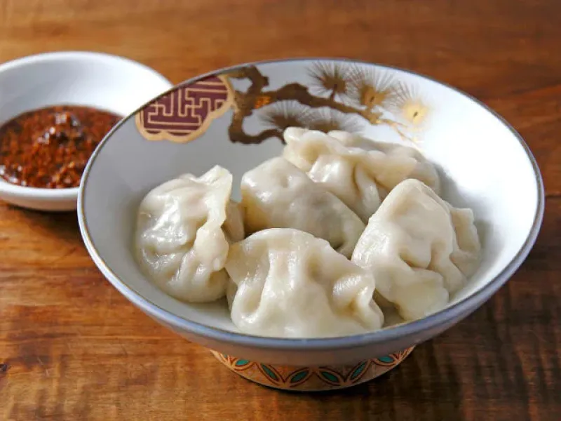 ひとつひとつ丁寧に手包みした名物水餃子は、皮とタレを楽しむモチモチの水餃子。フルーツ醤油タレor香味辣油で。