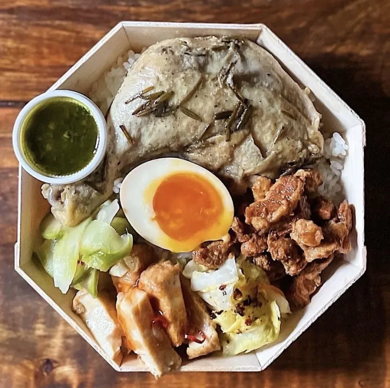 満魯福福弁当は台鉄弁当を表現したお弁当。蒸し鶏のネギ山椒ソースをメインに台湾らしい副菜3種、魯肉飯、煮卵と満足度抜群！